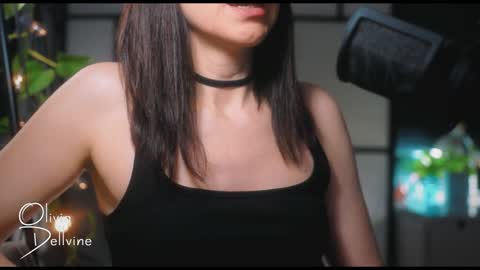Snapshot of oliviadellvine chatting on February 9, 1:33 am Olivia online show from February 9, 1:33 am