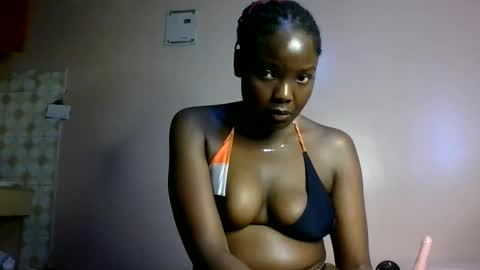 oliviah_1 online show from October 17, 8:06 am