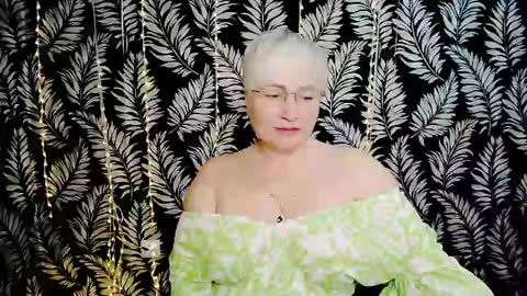 Snapshot of oliviaoskar_ chatting on May 1, 10:42 am Kelly online show from May 1, 10:42 am