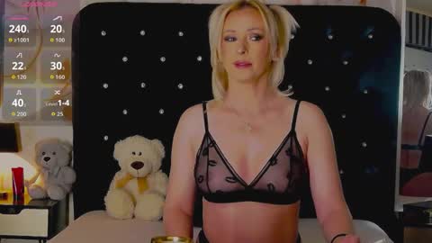 Snapshot of oliviashaw22 chatting on May 3, 8:37 pm Olivia online show from May 3, 8:37 pm
