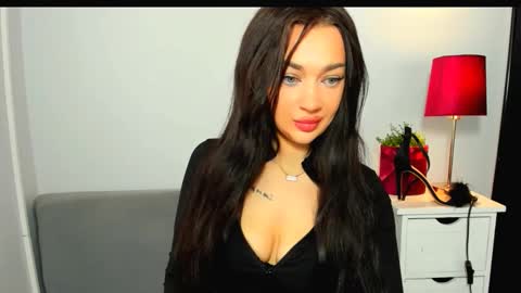 OliviaWomen online show from March 1, 10:28 am