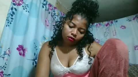 Snapshot of olyvienne90 chatting on December 21, 1:46 am olyvienne90 online show from December 21, 1:46 am