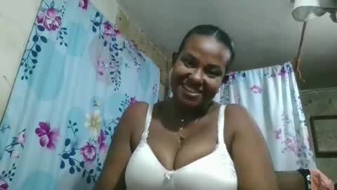 Snapshot of olyvienne90 chatting on December 22, 8:11 am olyvienne90 online show from December 22, 8:11 am