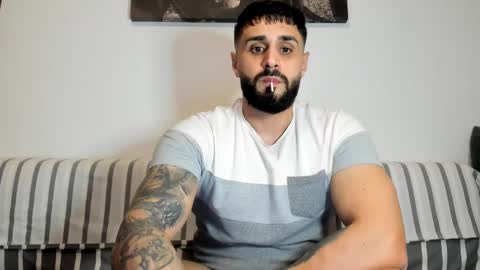 Snapshot of omar_xoxo chatting on December 20, 10:43 pm Omar online show from December 20, 10:43 pm