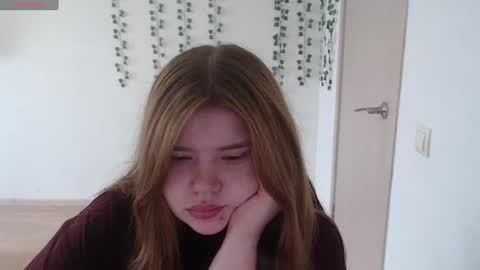 Snapshot of omellyoo chatting on August 3, 6:34 am MellY online show from August 3, 6:34 am