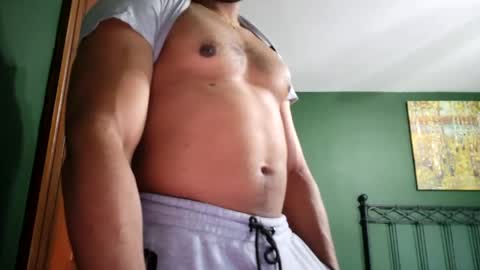 omoreno17 online show from May 2, 7:52 pm