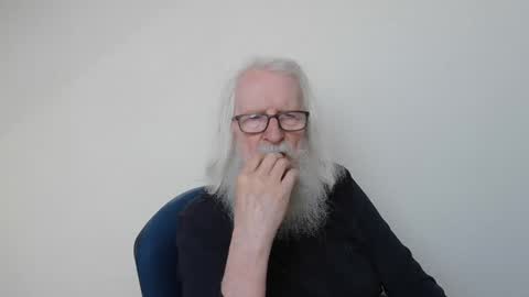 Snapshot of onanister chatting on May 16, 6:43 am Somewhere over the rainbow online show from May 16, 6:43 am