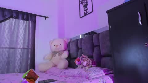 vella online show from April 14, 6:03 pm