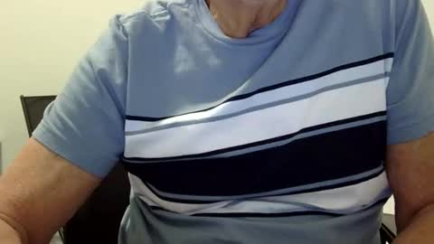 Snapshot of ossibottom chatting on April 21, 2:15 am Ossi online show from April 21, 2:15 am