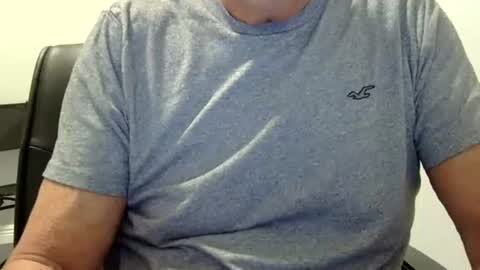 Snapshot of ossibottom chatting on May 1, 2:05 am Ossi online show from May 1, 2:05 am
