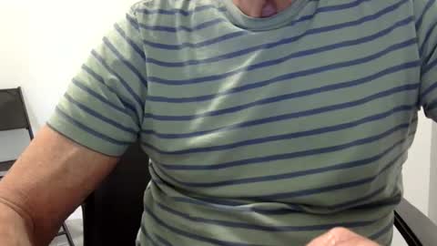 Snapshot of ossibottom chatting on May 18, 10:04 pm Ossi online show from May 18, 10:04 pm