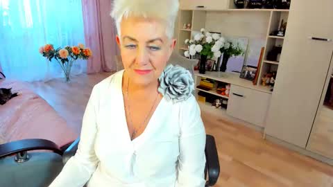 Snapshot of over50games chatting on February 1, 8:57 am Alla online show from February 1, 8:57 am