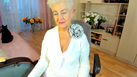 Snapshot of over50games chatting on February 2, 1:32 pm Alla online show from February 2, 1:32 pm