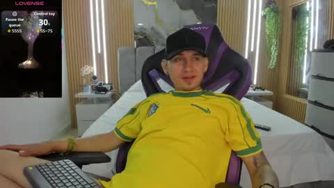 Snapshot of owen_drake chatting on April 30, 12:50 am Owen Drak online show from April 30, 12:50 am