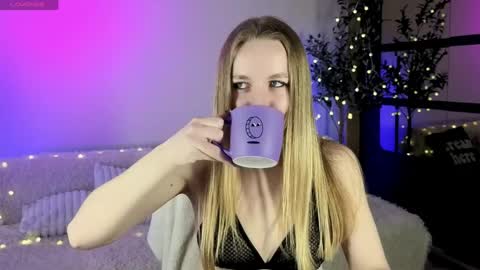Snapshot of oxy_foxie chatting on April 3, 2:15 pm Oxy Foxie online show from April 3, 2:15 pm