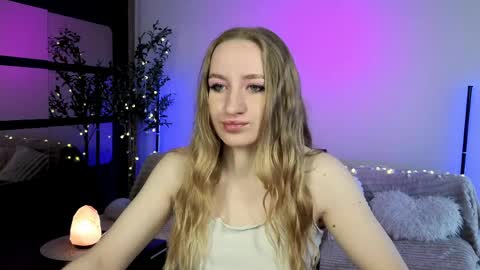 Snapshot of oxy_foxie chatting on April 15, 12:01 pm Oxy Foxie online show from April 15, 12:01 pm