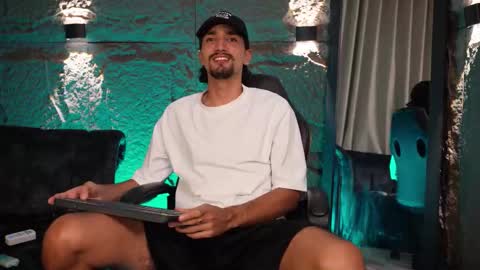 Snapshot of pablo_russoo chatting on February 17, 12:40 am pablo online show from February 17, 12:40 am