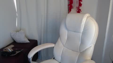 Snapshot of paiper_halliwey chatting on January 12, 4:45 pm paiper online show from January 12, 4:45 pm