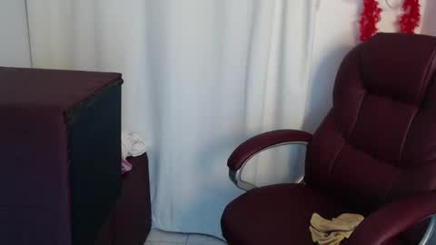 Snapshot of paiper_halliwey chatting on February 15, 7:51 am paiper online show from February 15, 7:51 am