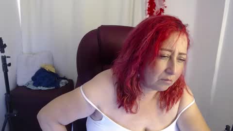 Snapshot of paiper_halliwey chatting on February 18, 6:37 pm paiper online show from February 18, 6:37 pm