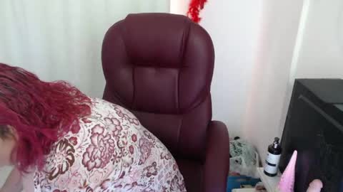 Snapshot of paiper_halliwey chatting on April 12, 2:55 pm paiper online show from April 12, 2:55 pm