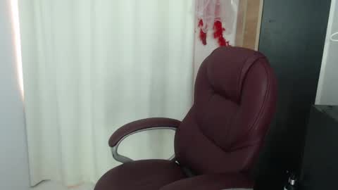 Snapshot of paiper_halliwey chatting on June 3, 6:02 pm paiper online show from June 3, 6:02 pm