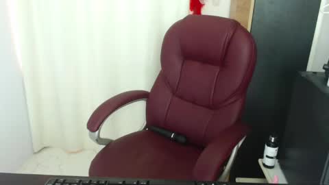Snapshot of paiper_halliwey chatting on June 4, 5:52 pm paiper online show from June 4, 5:52 pm