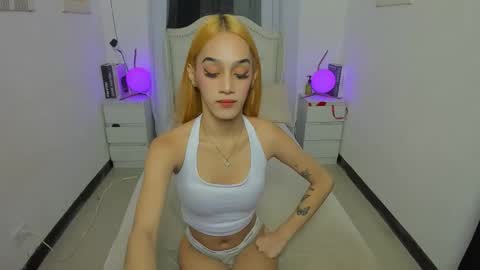 tiny girl wth big one online show from November 8, 6:02 am