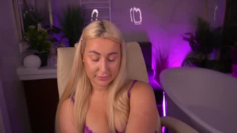 Snapshot of paolamola chatting on May 6, 2:22 pm Lia online show from May 6, 2:22 pm