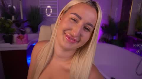 Snapshot of paolamola chatting on May 29, 1:42 pm Lia online show from May 29, 1:42 pm