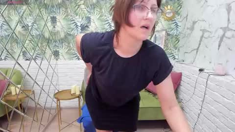 Snapshot of paris_cherry chatting on January 9, 2:33 am Paris online show from January 9, 2:33 am