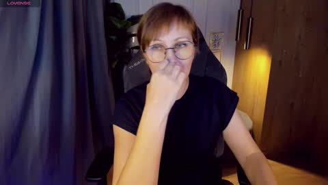 Snapshot of paris_cherry chatting on February 22, 4:40 pm Paris online show from February 22, 4:40 pm