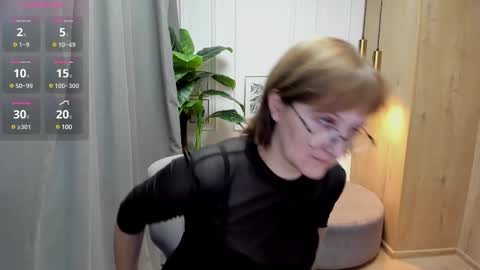 Snapshot of paris_cherry chatting on March 12, 7:38 pm Paris online show from March 12, 7:38 pm