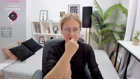 Snapshot of paris_cherry chatting on October 14, 9:26 pm Paris online show from October 14, 9:26 pm