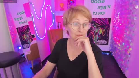 Snapshot of paris_cherry chatting on May 3, 5:41 pm Paris online show from May 3, 5:41 pm