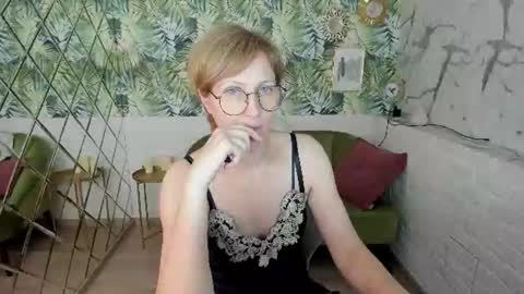 Snapshot of paris_cherry chatting on June 20, 6:11 pm Paris online show from June 20, 6:11 pm