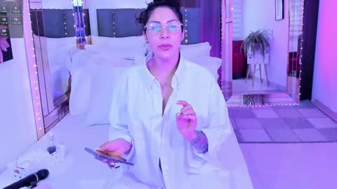 Snapshot of paris_dumont chatting on March 9, 3:32 am Mia online show from March 9, 3:32 am