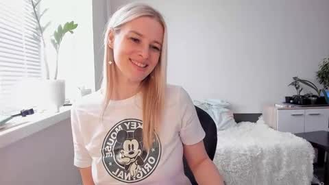 Snapshot of paris_hilt_on chatting on February 28, 3:15 am Sasha online show from February 28, 3:15 am