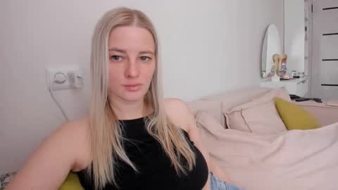 Snapshot of paris_hilt_on chatting on November 9, 7:28 am Sasha online show from November 9, 7:28 am