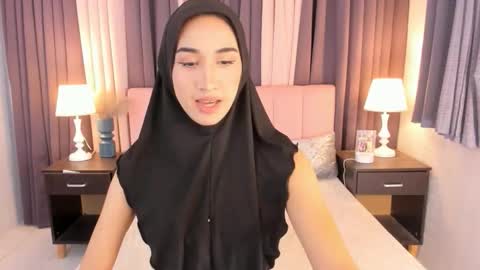 parismilker online show from February 1, 12:59 pm