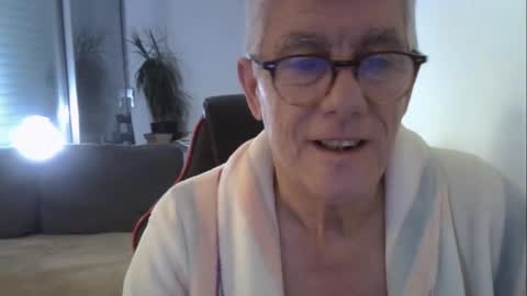 Snapshot of patrick5275 chatting on April 22, 5:10 am patrick5275 online show from April 22, 5:10 am