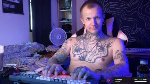 Snapshot of paul_razor chatting on April 18, 4:16 am Paul online show from April 18, 4:16 am