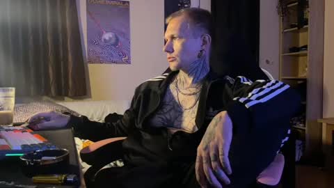 Snapshot of paul_razor chatting on May 9, 3:17 pm Paul online show from May 9, 3:17 pm