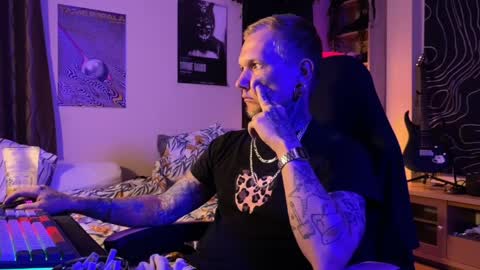 Snapshot of paul_razor chatting on May 19, 8:26 pm Paul online show from May 19, 8:26 pm