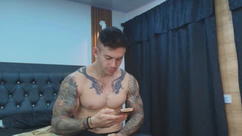 Snapshot of paulthompson_ chatting on February 15, 12:58 pm Paul online show from February 15, 12:58 pm