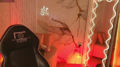 peachy_tay online show from April 7, 11:10 am