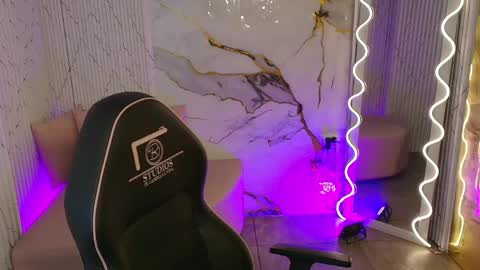 peachy_tay online show from April 12, 11:26 am