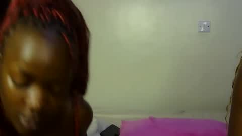 Snapshot of pearl_velvet chatting on February 1, 6:17 pm vel online show from February 1, 6:17 pm