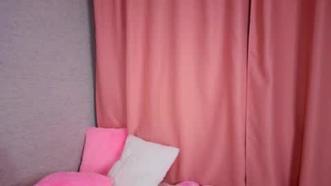 pearly_peach_ online show from April 25, 6:05 pm