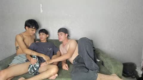 Snapshot of pelusos_mens chatting on April 30, 8:57 pm CAIN-19 ALLEN-18 RONALD-18 AUSTIN-18 MOD DANTE online show from April 30, 8:57 pm